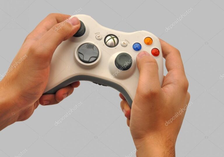 mano sosteniendo un control de xbox