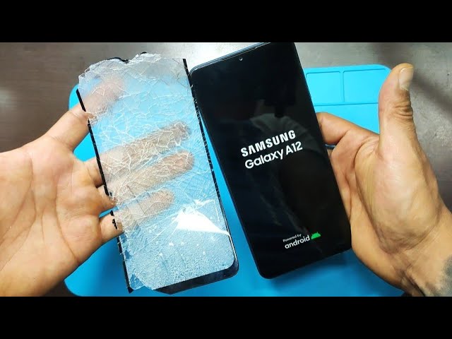 manos arreglando un telefono movil samsung