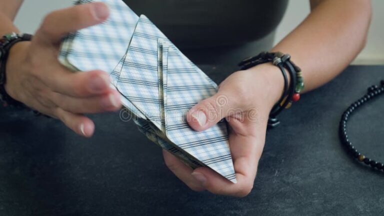 manos barajando cartas de tarot