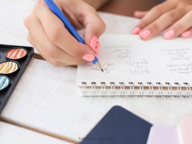 manos creando ideas en un cuaderno