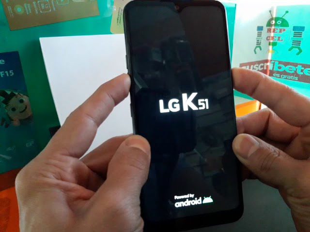 manos desbloqueando un telefono lg