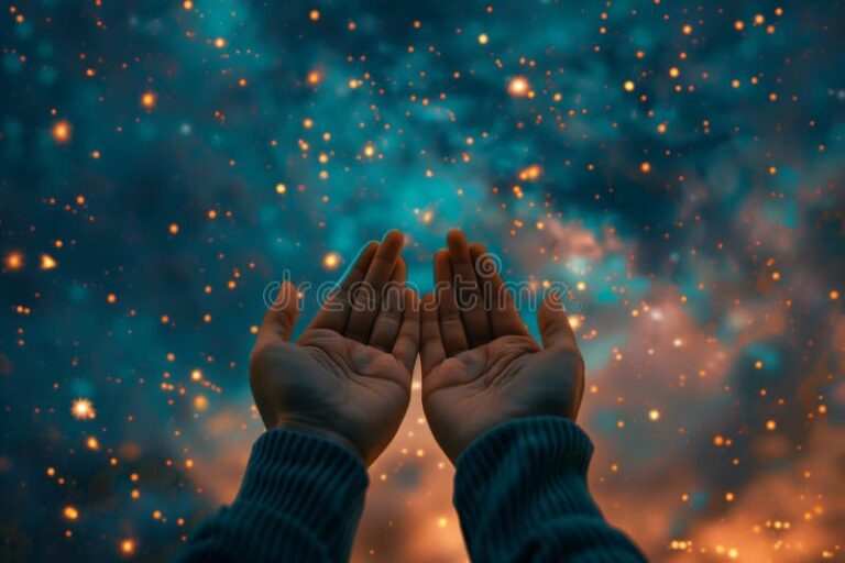 manos en oracion bajo un cielo estrellado