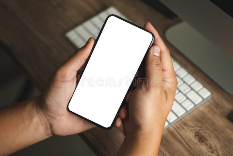 manos sosteniendo un telefono motorola