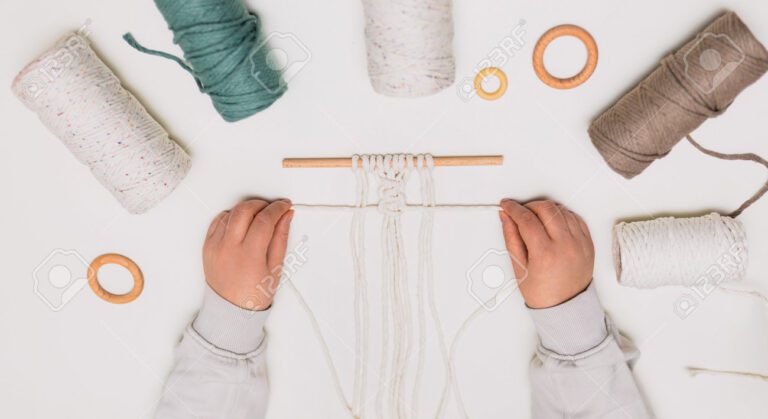 manos trabajando con hilos y cuentas