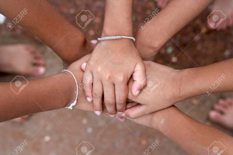 manos unidas en senal de acuerdo