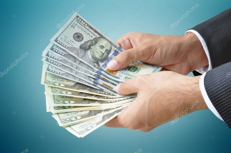 manos unidas sosteniendo billetes y monedas