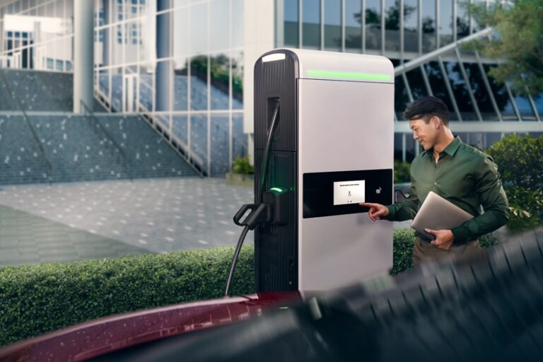 maquina de carga en un lugar publico