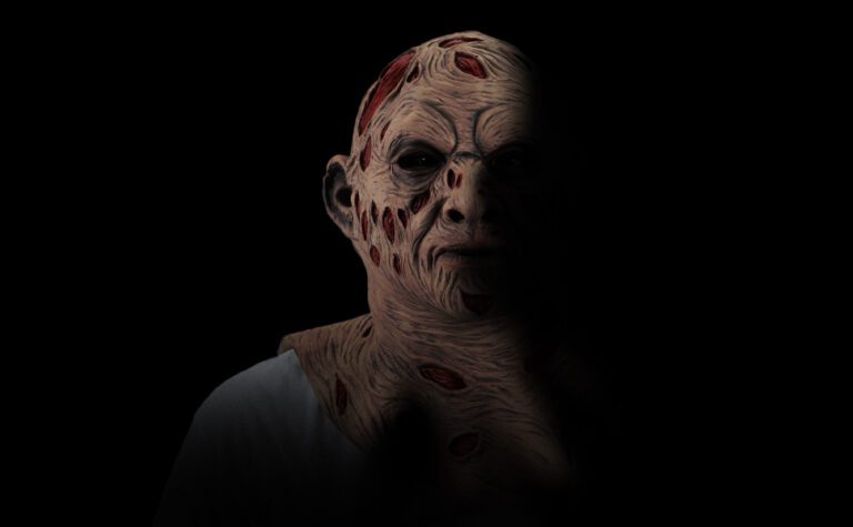 mascara de freddy krueger en la oscuridad