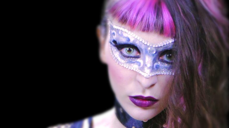 mascaras de carnaval y sombras oscuras