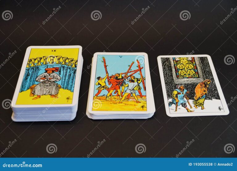 mazo de tarot con cartas desplegadas