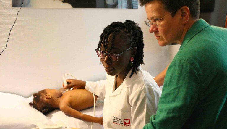medico joven en accion cuidando pacientes