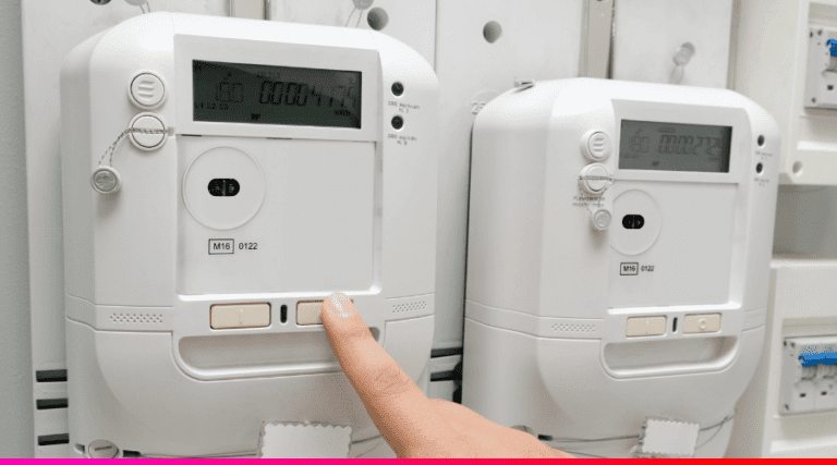 medidor de luz inteligente en hogar moderno