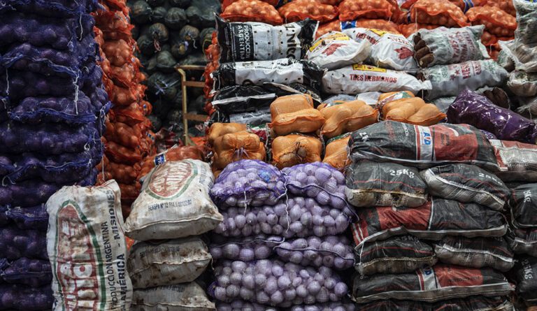 mercado argentino con productos al por mayor