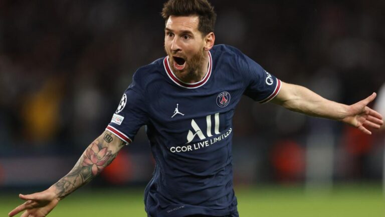 messi celebrando con la camiseta del psg