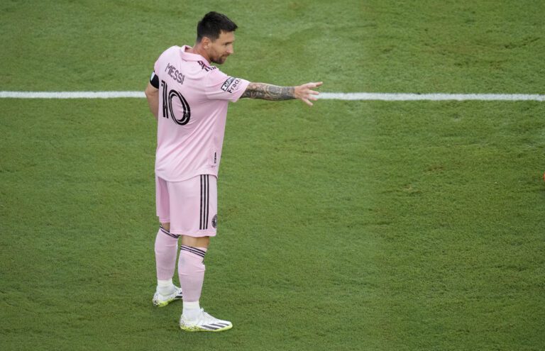 messi celebrando un gol en el campo