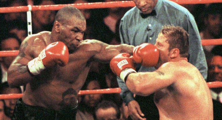 mike tyson en accion en un ring