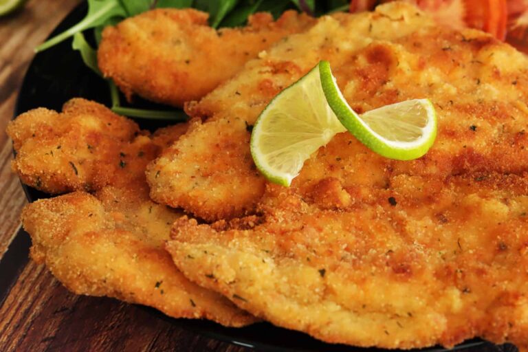 milanesa crujiente sobre fondo de cocina