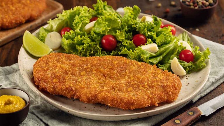 milanesas doradas en un plato colorido