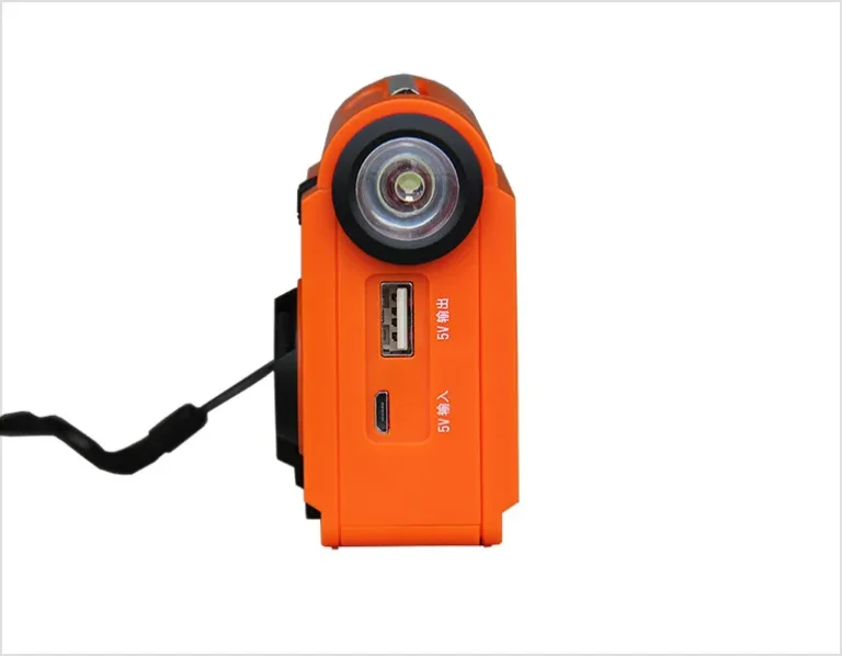 mini radio de bolsillo en un paisaje natural