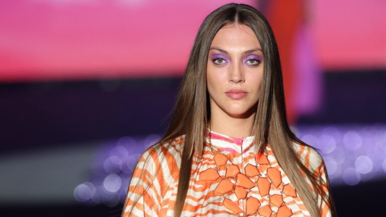 modelo trans embarazado en pasarela