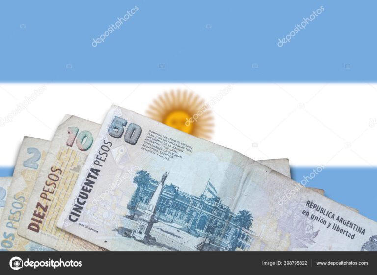 moneda argentina sobre un fondo financiero