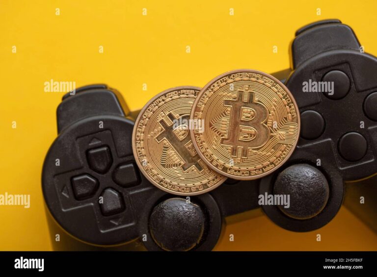 monedas virtuales y un joystick de videojuegos