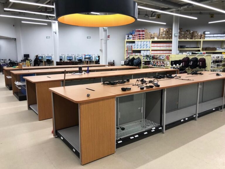 mostrador de computadoras en tienda argentina