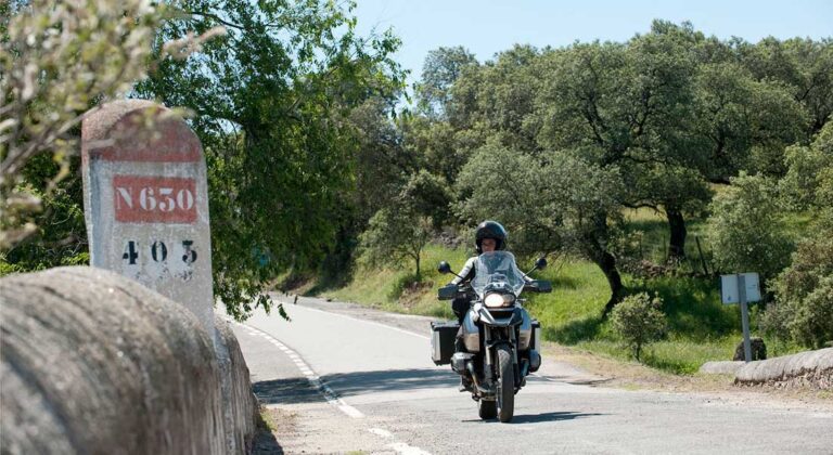 motocicleta en una carretera de la plata