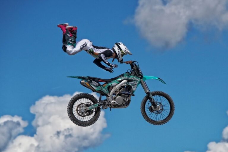motocicleta haciendo un truco acrobatico
