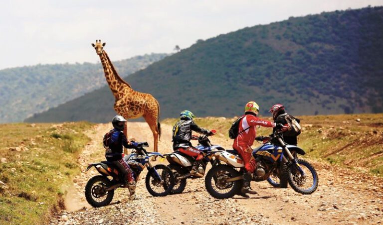 motocicleta sobre un paisaje africano