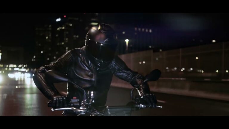 motociclistas en una ciudad oscura y urbana