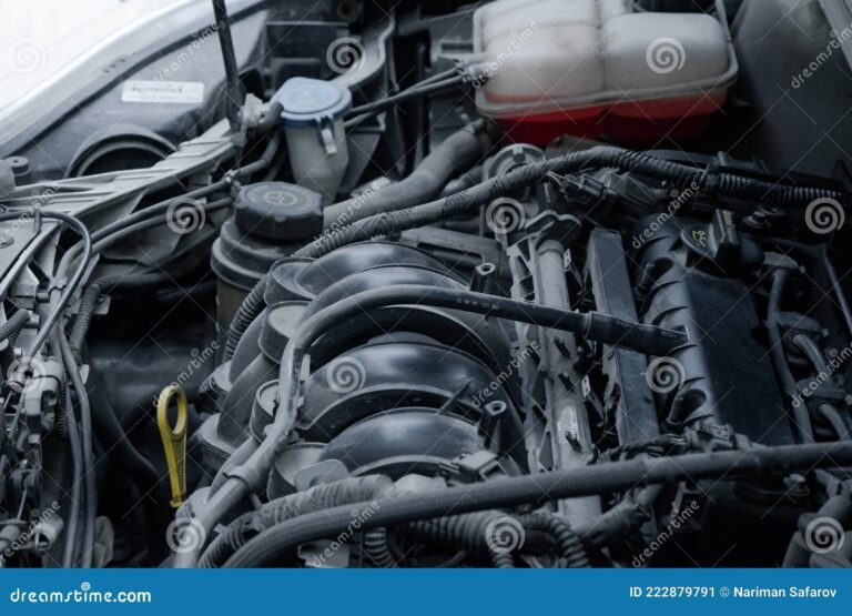 motor de auto con tapa abierta