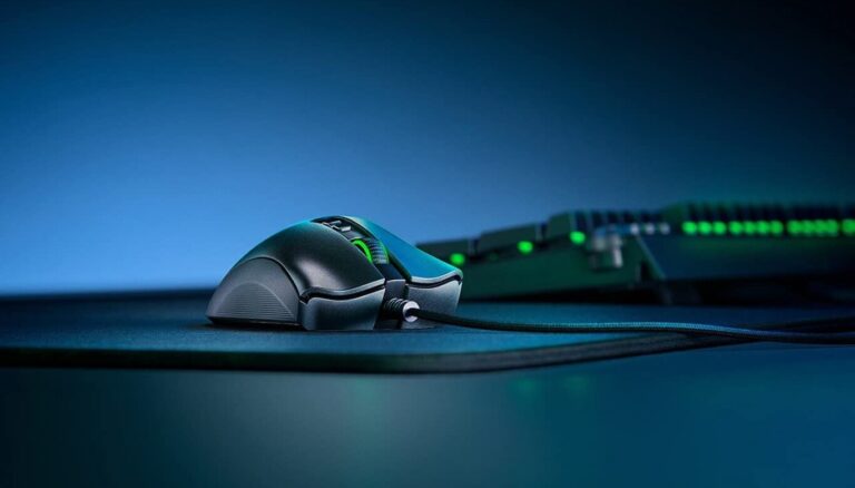 mouse gaming en accion sobre una mesa