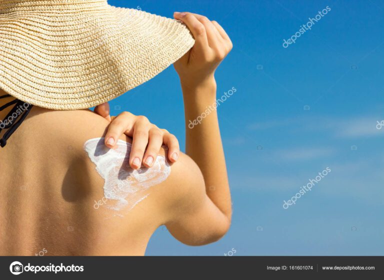 Por qué Ofelia Fernández recomienda usar protector solar a diario 13 mujer aplicando protector solar al aire libre