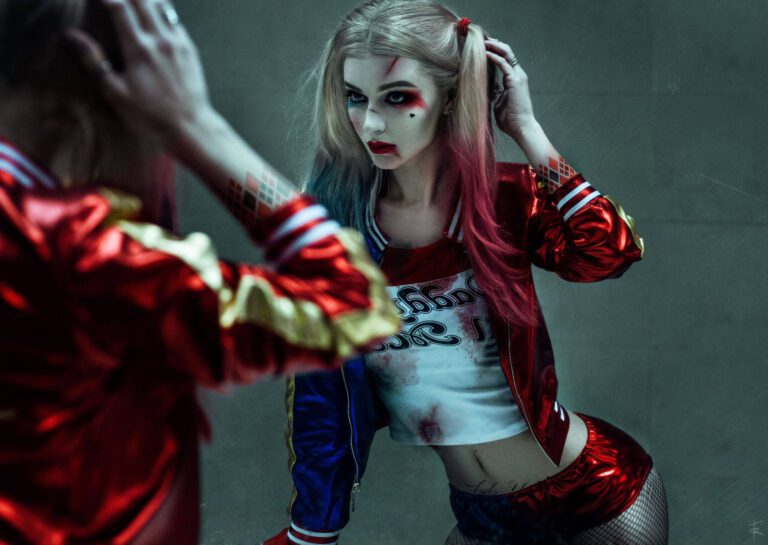 mujer con atuendo de harley quinn vibrante