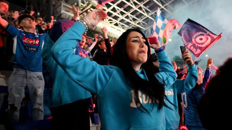 Dalma Maradona será la próxima presidenta del Napoli 28 mujer con bandera del napoli en celebracion