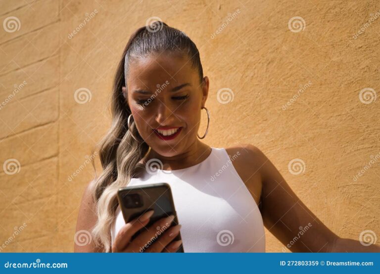 mujer joven usando redes sociales