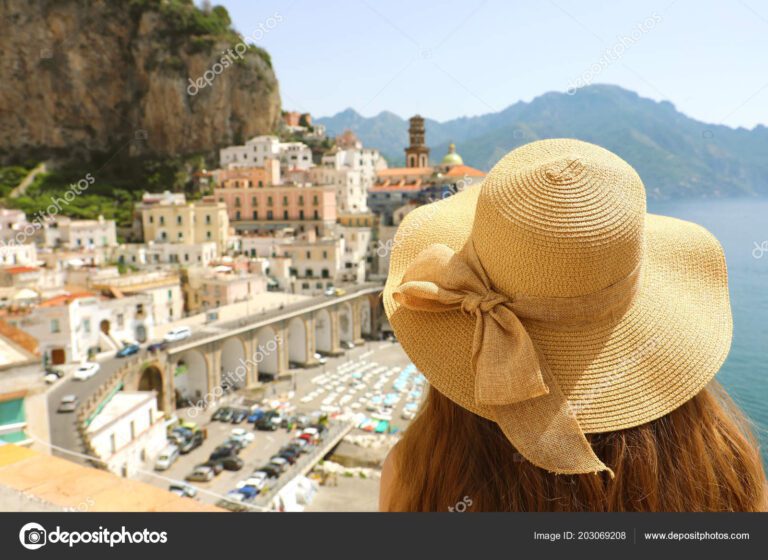 mujer mirando un paisaje de pueblo