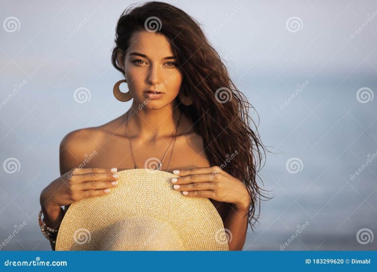 mujer pensativa en un entorno tropical