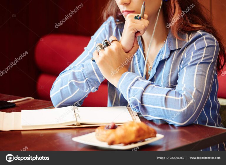 mujer reflexionando en un cafe