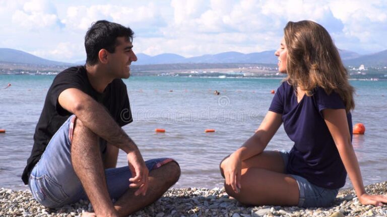 mujeres conversando en un entorno costero