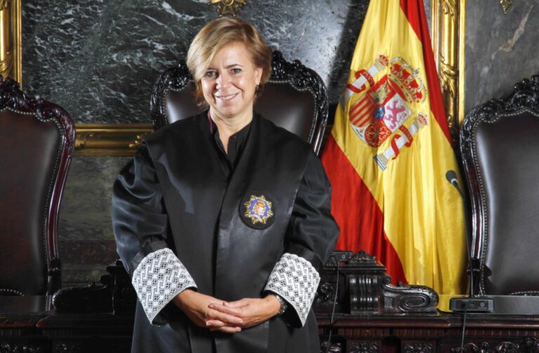 mujeres en toga en un tribunal