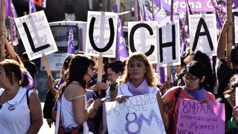 mujeres marchando por la igualdad en argentina