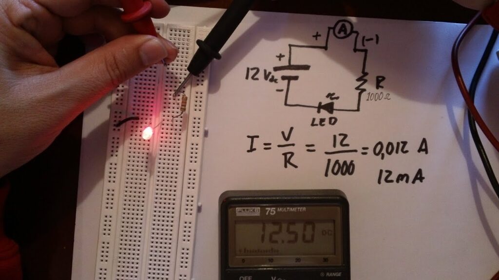 multimetro midiendo amperaje en circuito electrico