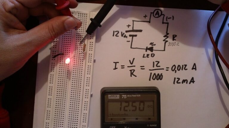 multimetro midiendo amperaje en circuito electrico