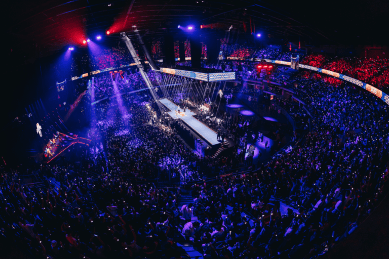 multitud disfrutando un evento de red bull