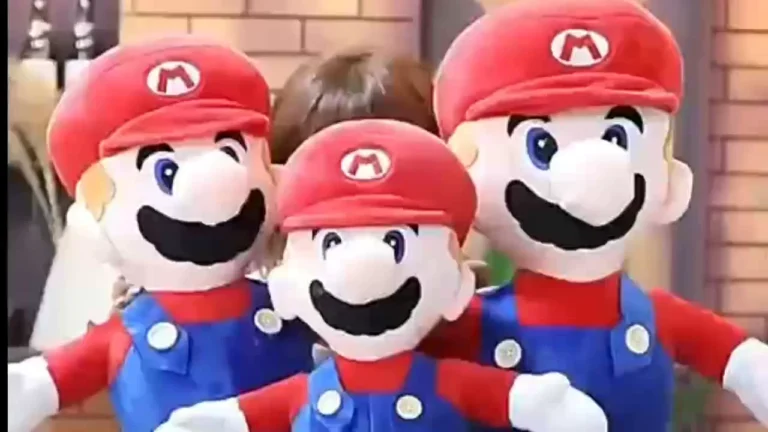 munecos de mario bros en exhibicion colorida