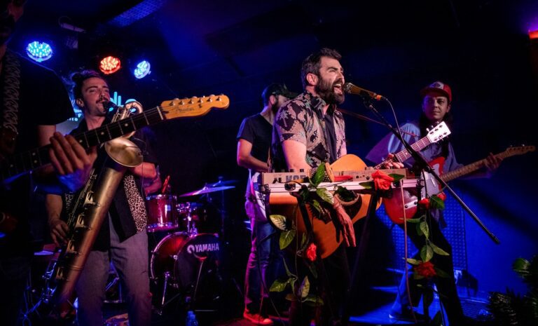 musica en vivo con publico disfrutando