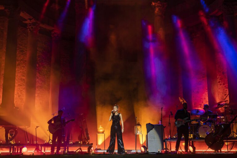 musicos en un escenario con energia intensa