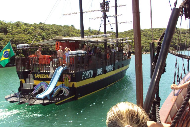 Cómo ver One Piece en orden cronológico de episodios y arcos 3 navegantes en un barco pirata